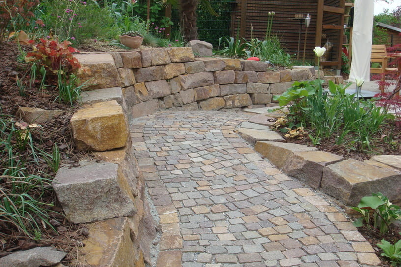 Mosaikpflaster aus Porphyr